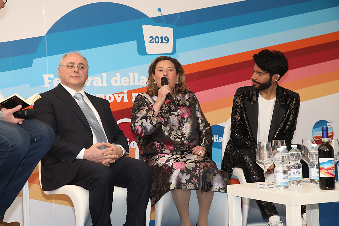Festival della TV e dei Nuovi Media 2019_270.jpg - Real Time, la Tv delle meraviglie Un  racconto di storie e persone reali con contenuti attuali e uno stile innovativo in costante evoluzione,  ci porta con i suoi protagonisti nel mondo meraviglioso di due programmi divenuti ormai cult:  “Il Castello delle cerimonie” e “Il Salone delle Meraviglie”.Federico Lauri, Imma Polese, Gesualdo Vercio con Alessandra Comazzi.